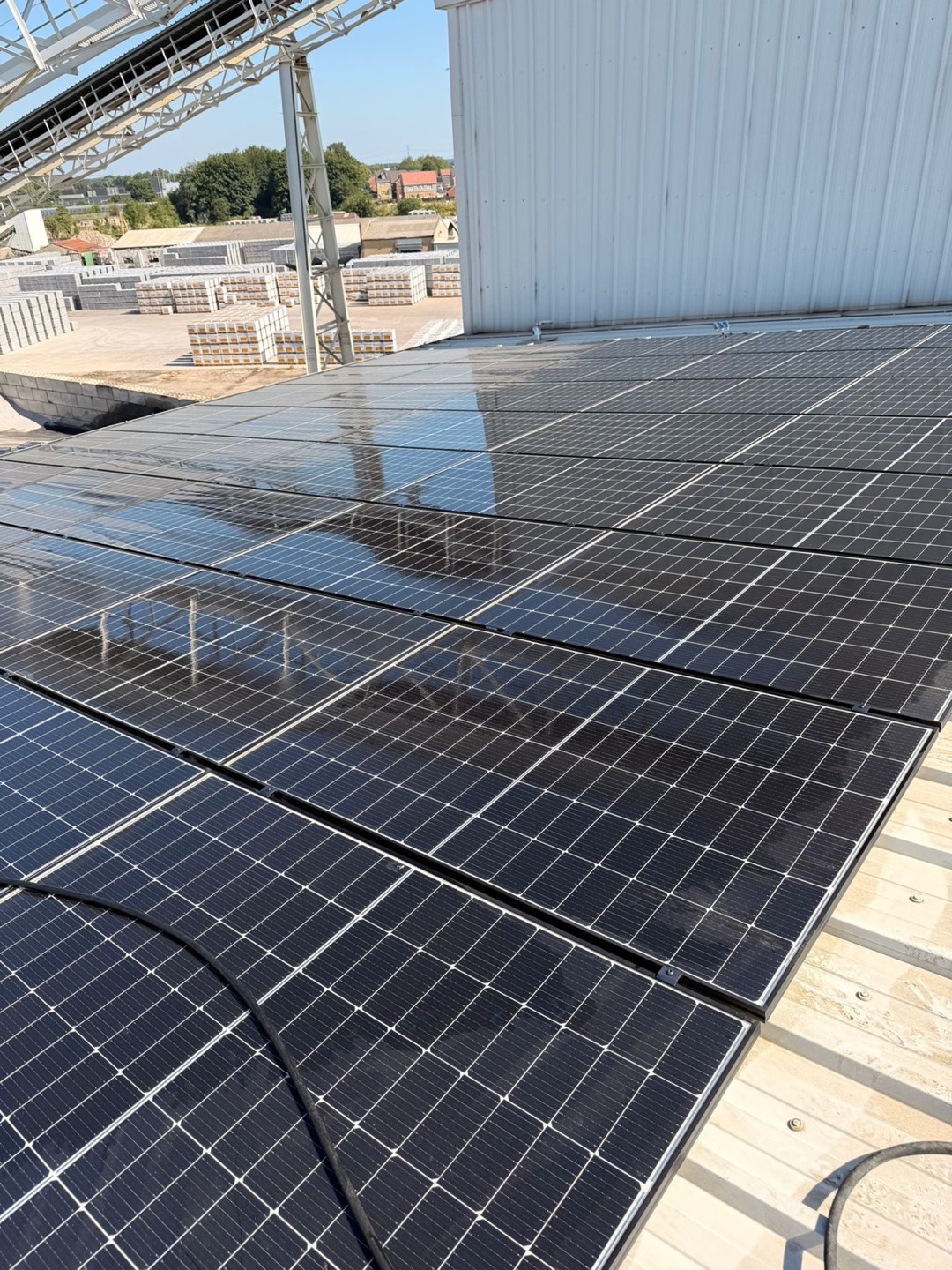 Plasmor rooftop solar array